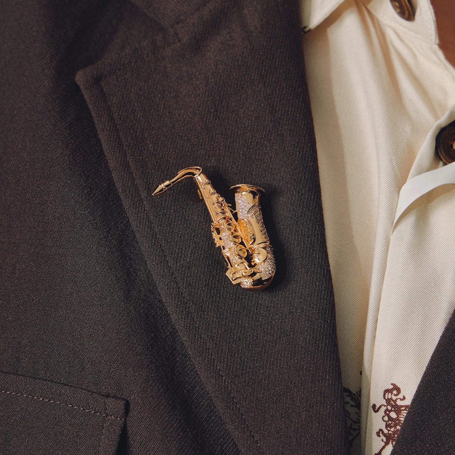 Aureo Sax Brooch: The Golden Sound of Summer