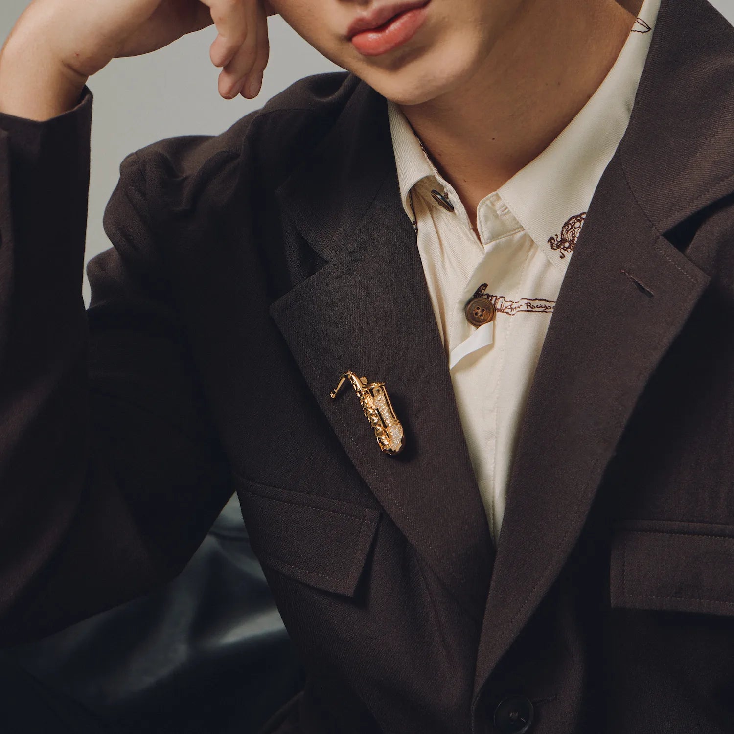 Aureo Sax Brooch: The Golden Sound of Summer