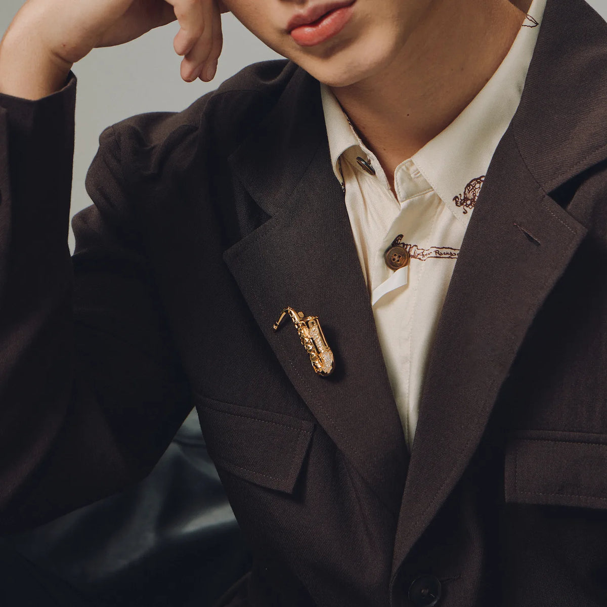 Aureo Sax Brooch: The Golden Sound of Summer