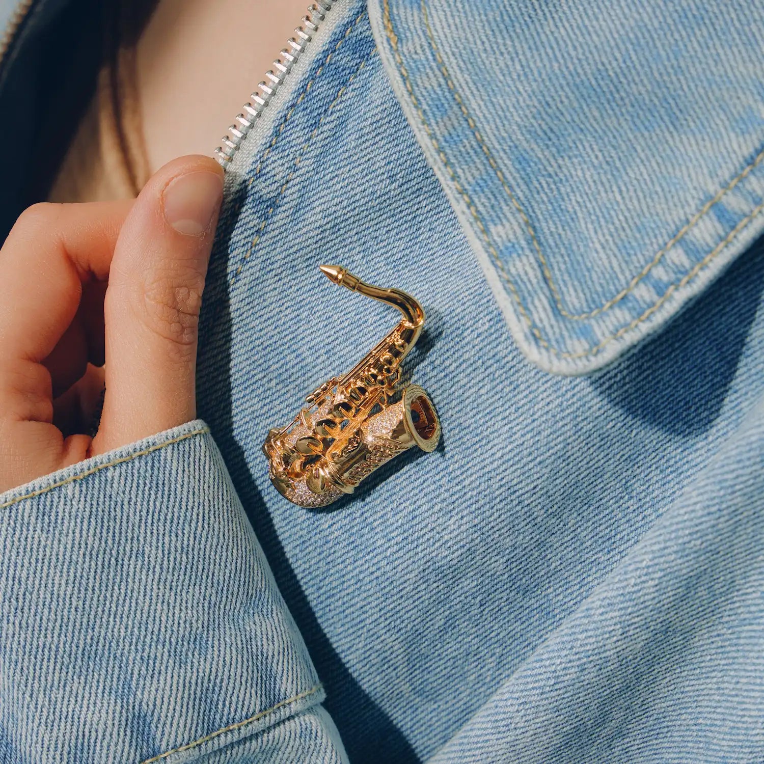 Aureo Sax Brooch: The Golden Sound of Summer