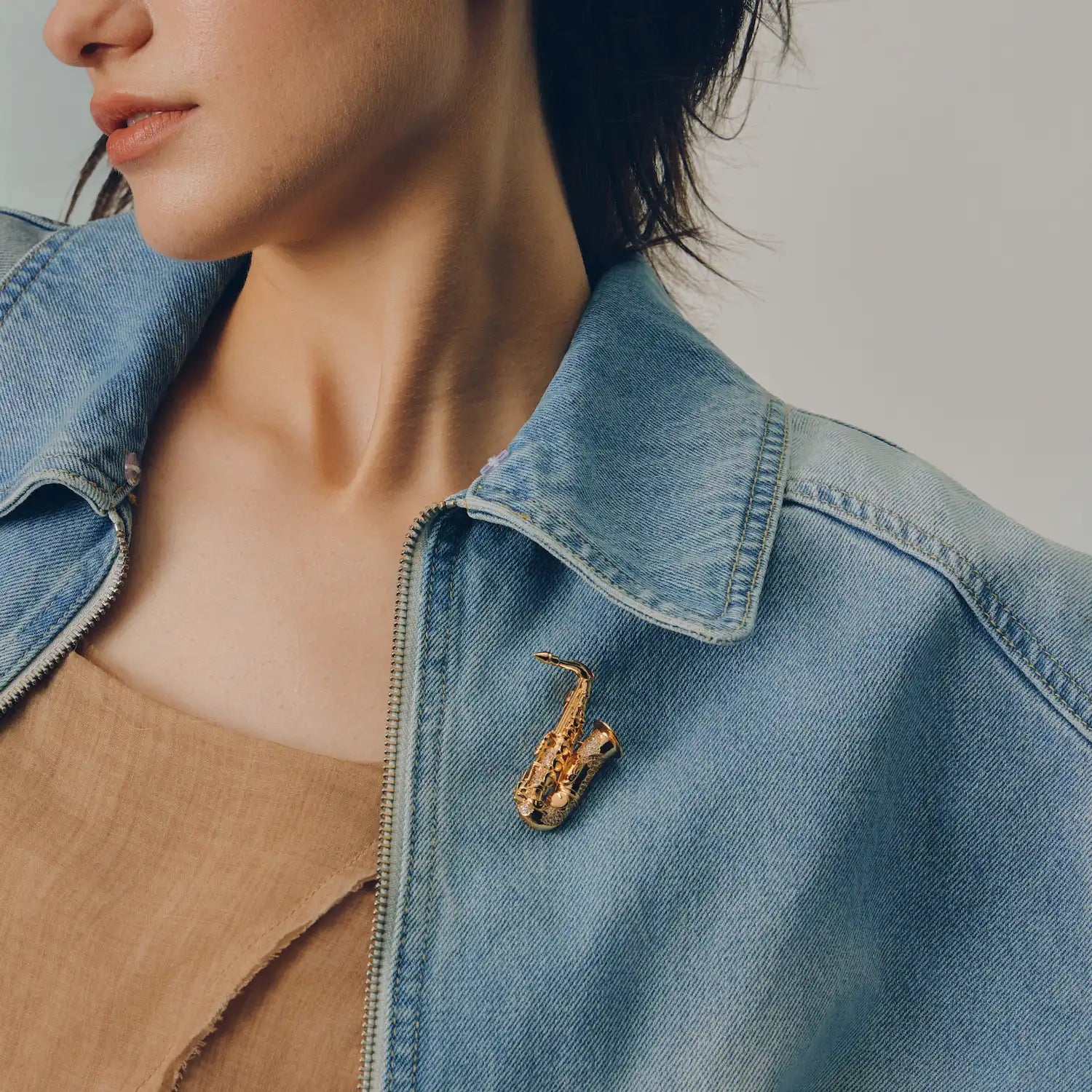 Aureo Sax Brooch: The Golden Sound of Summer
