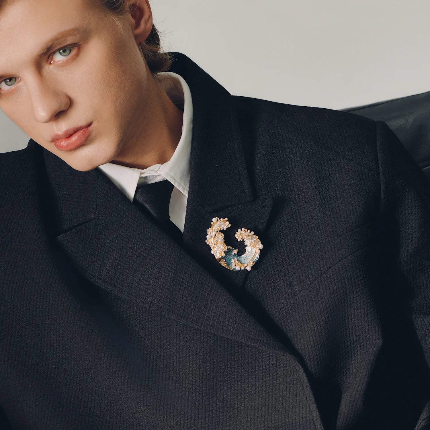 Tempesta Wave Brooch: The Rising Tide