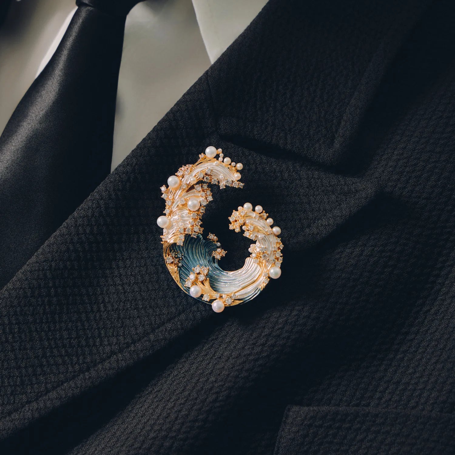 Tempesta Wave Brooch: The Rising Tide