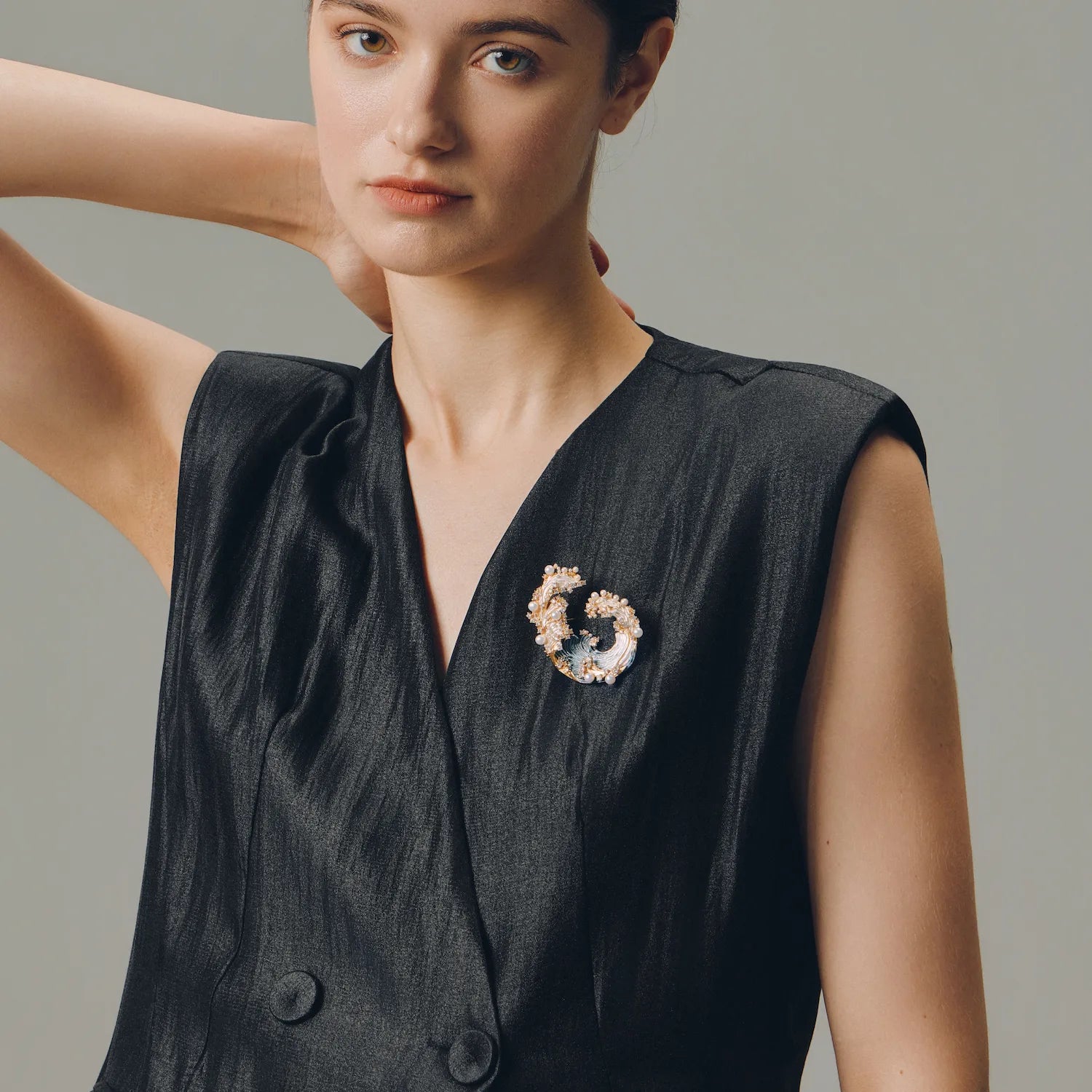 Tempesta Wave Brooch: The Rising Tide