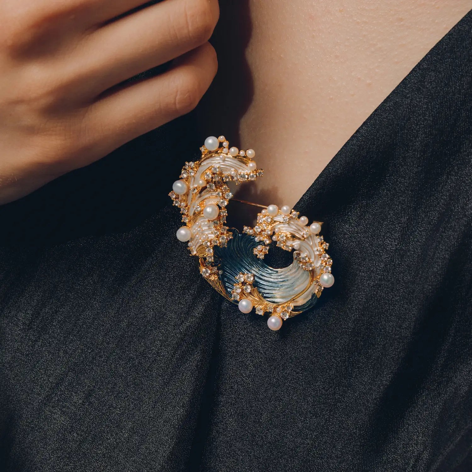 Tempesta Wave Brooch: The Rising Tide