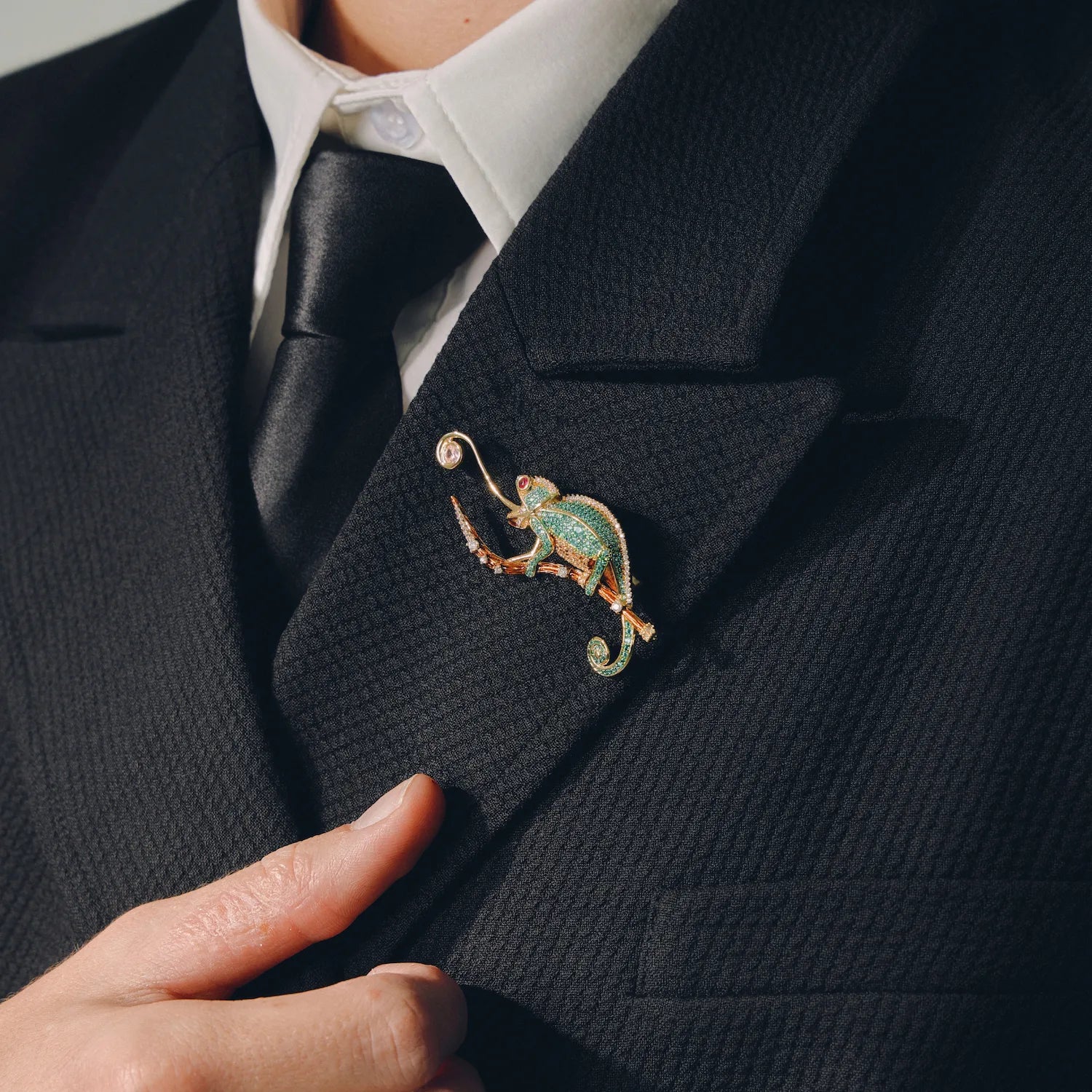 Viridia Chameleon Brooch: The Instinct of the Strike